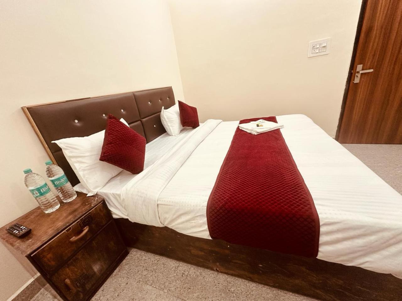 The Lord Krishna Residency Vrindavan 호텔 외부 사진