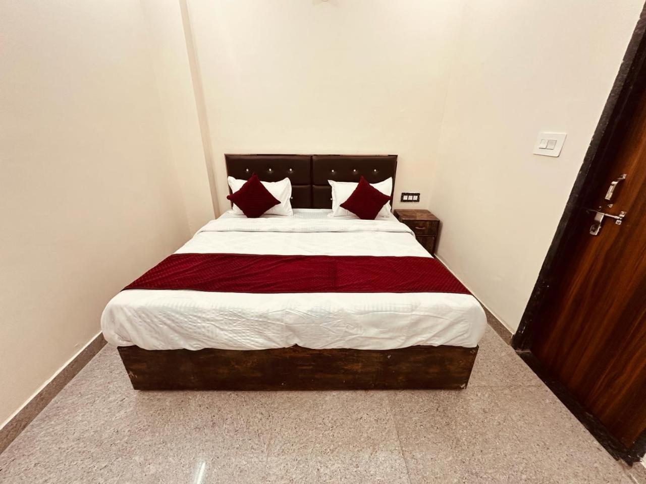 The Lord Krishna Residency Vrindavan 호텔 외부 사진