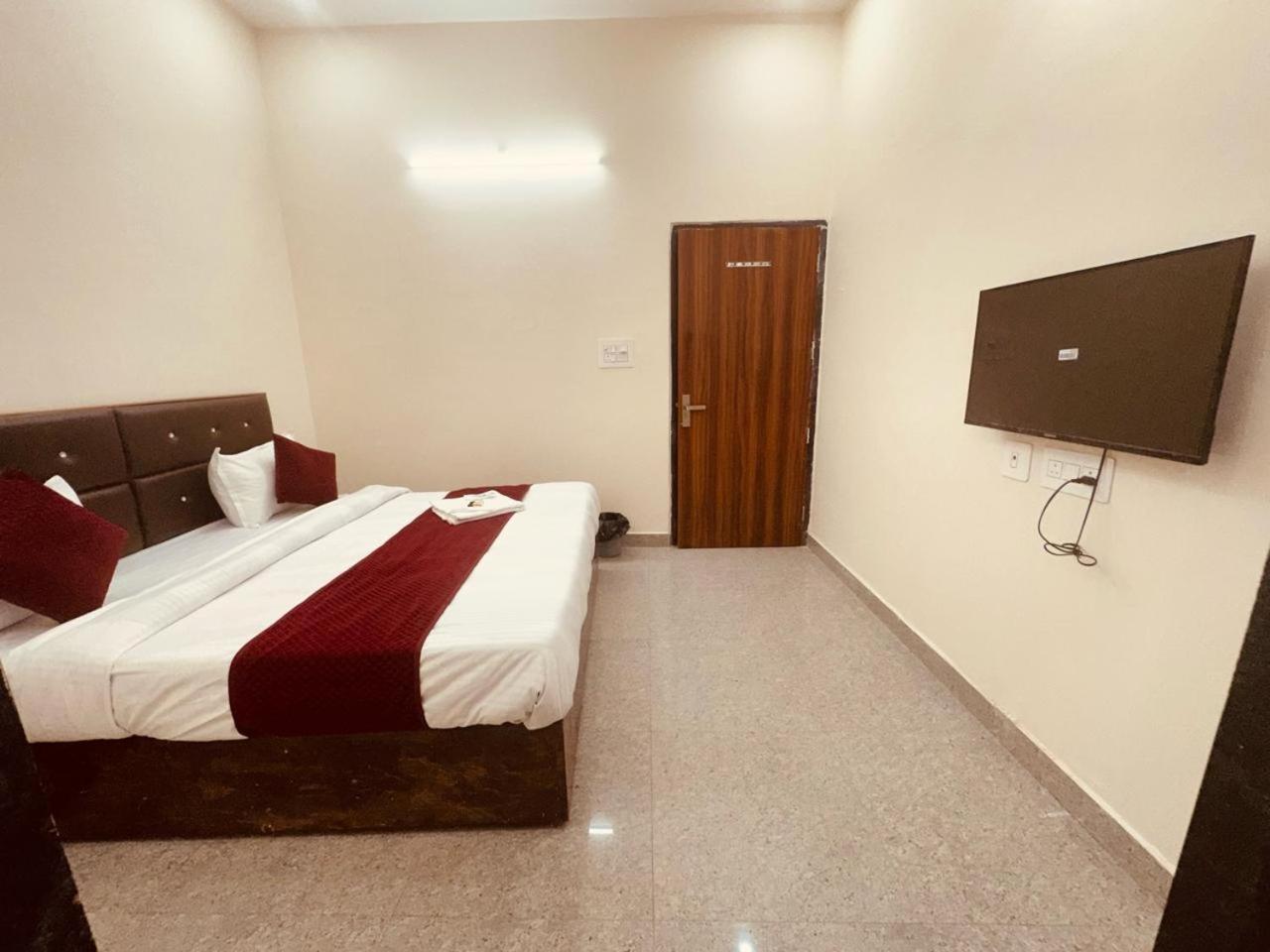 The Lord Krishna Residency Vrindavan 호텔 외부 사진