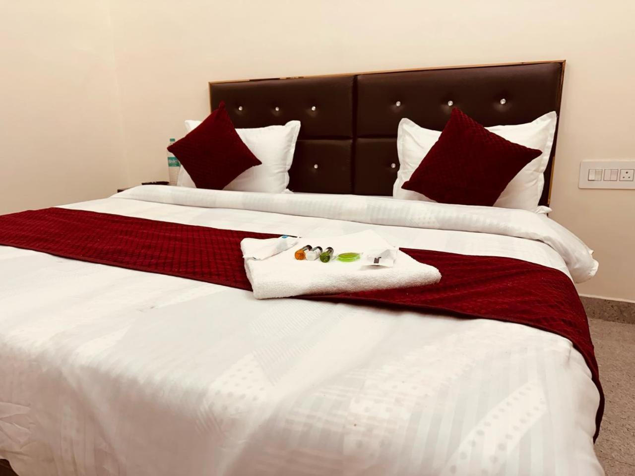 The Lord Krishna Residency Vrindavan 호텔 외부 사진