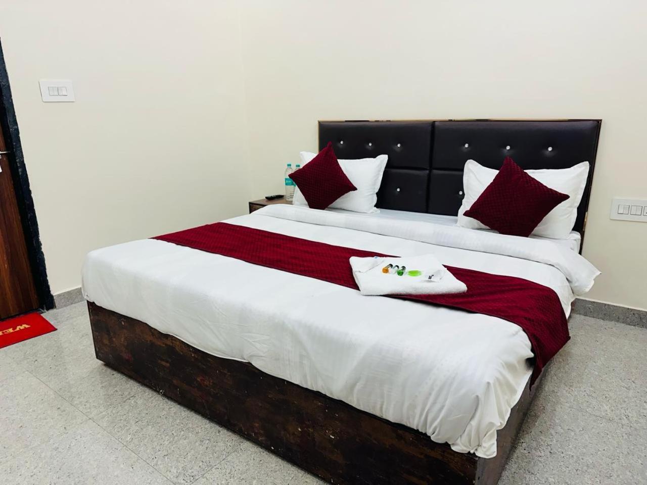 The Lord Krishna Residency Vrindavan 호텔 외부 사진
