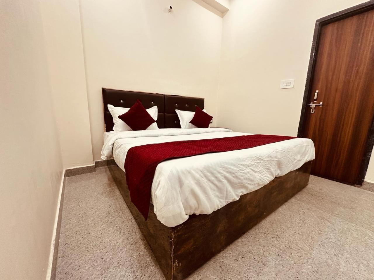 The Lord Krishna Residency Vrindavan 호텔 외부 사진
