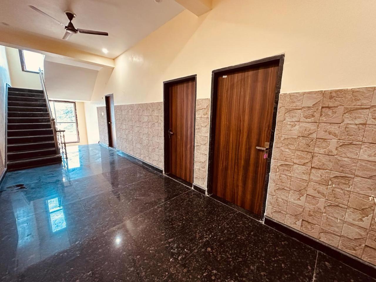 The Lord Krishna Residency Vrindavan 호텔 외부 사진